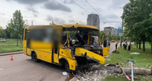 Жахлива аварія на Червоній Калині: маршрутка зіткнулася з автомобілями