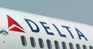 Стюардесса Delta случайно активировала аварийный трап в аэропорту