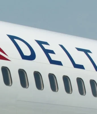 Стюардесса Delta случайно активировала аварийный трап в аэропорту