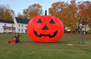 После взрыва 30-футового надувного сооружения вновь возвращается «Великий Толландский тыква» в Коннектикут